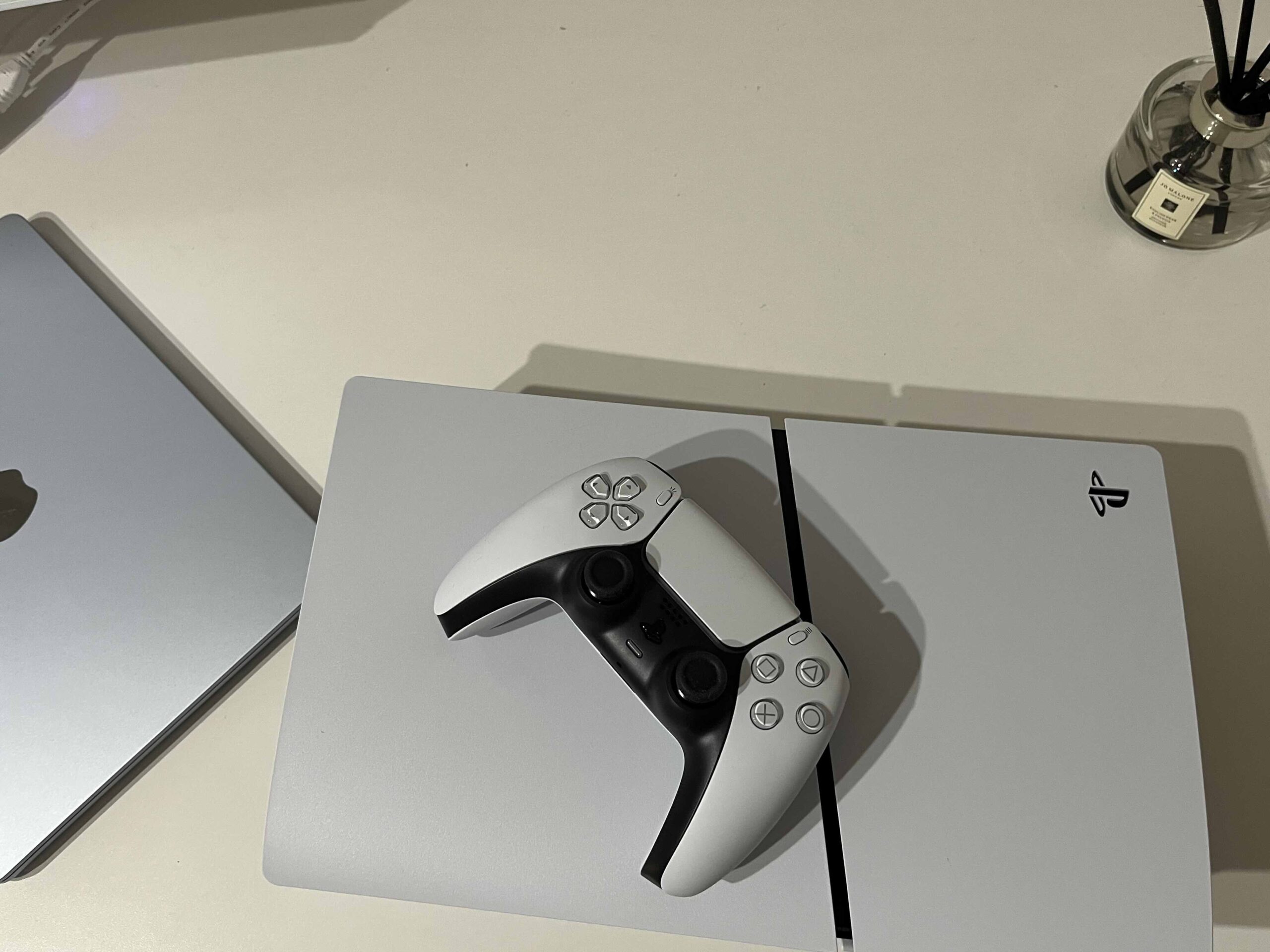 PS5本体とDualSenseコントローラー