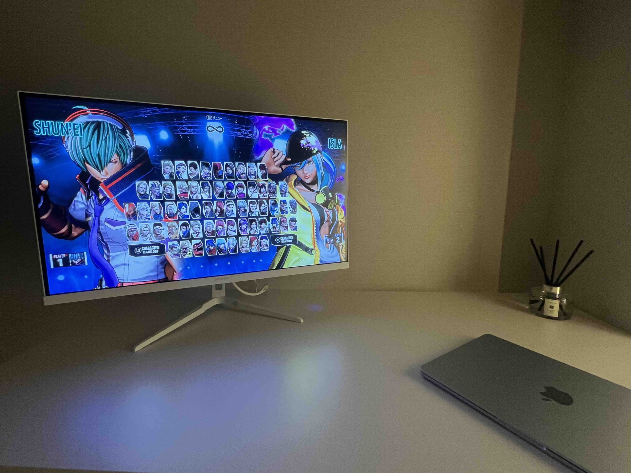白いゲーミングモニターに表示されたKOFXVのキャラクターセレクト画面