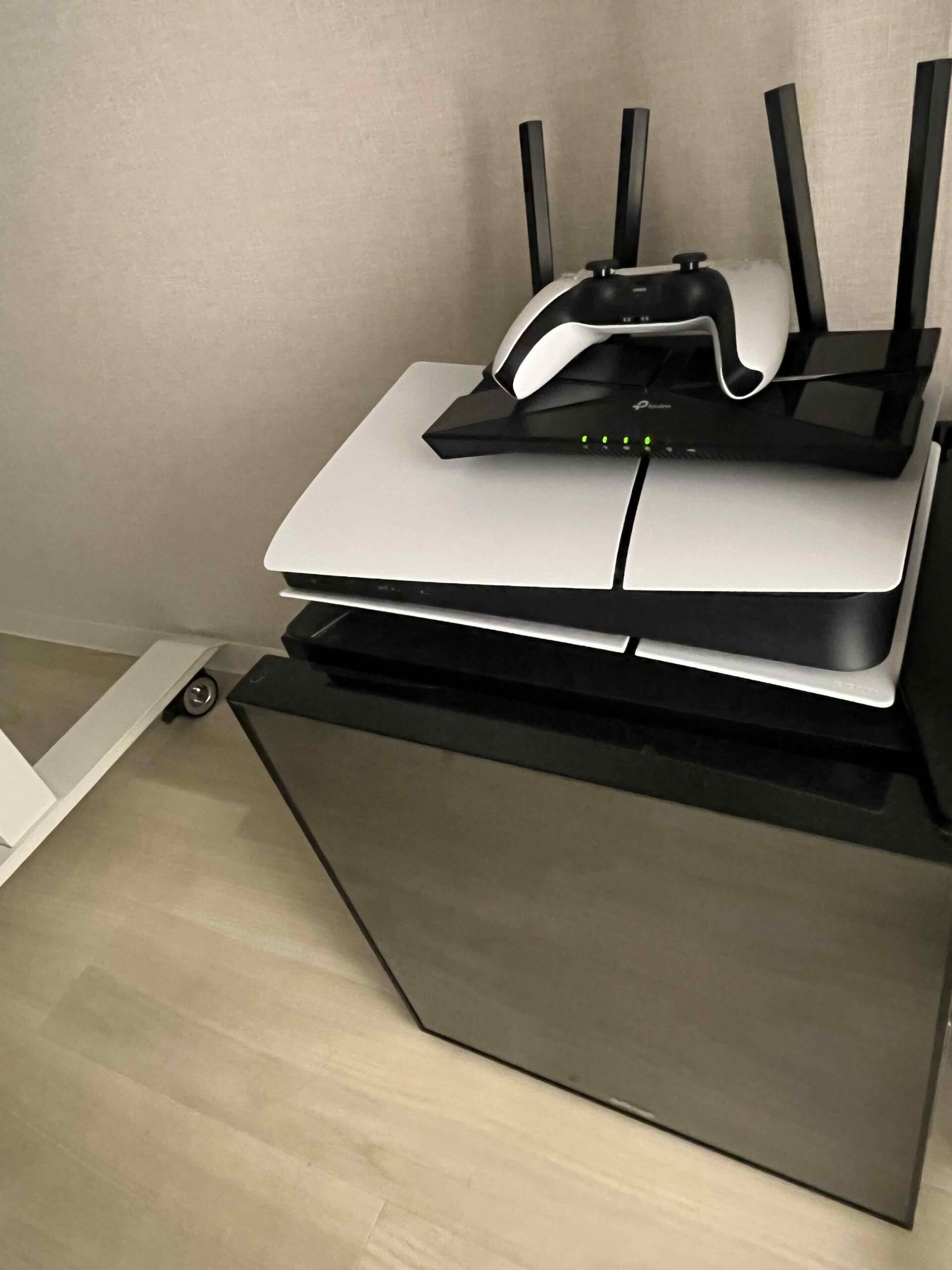 ミニ冷蔵庫とWi-Fiルーターの間に横置きしたPS5