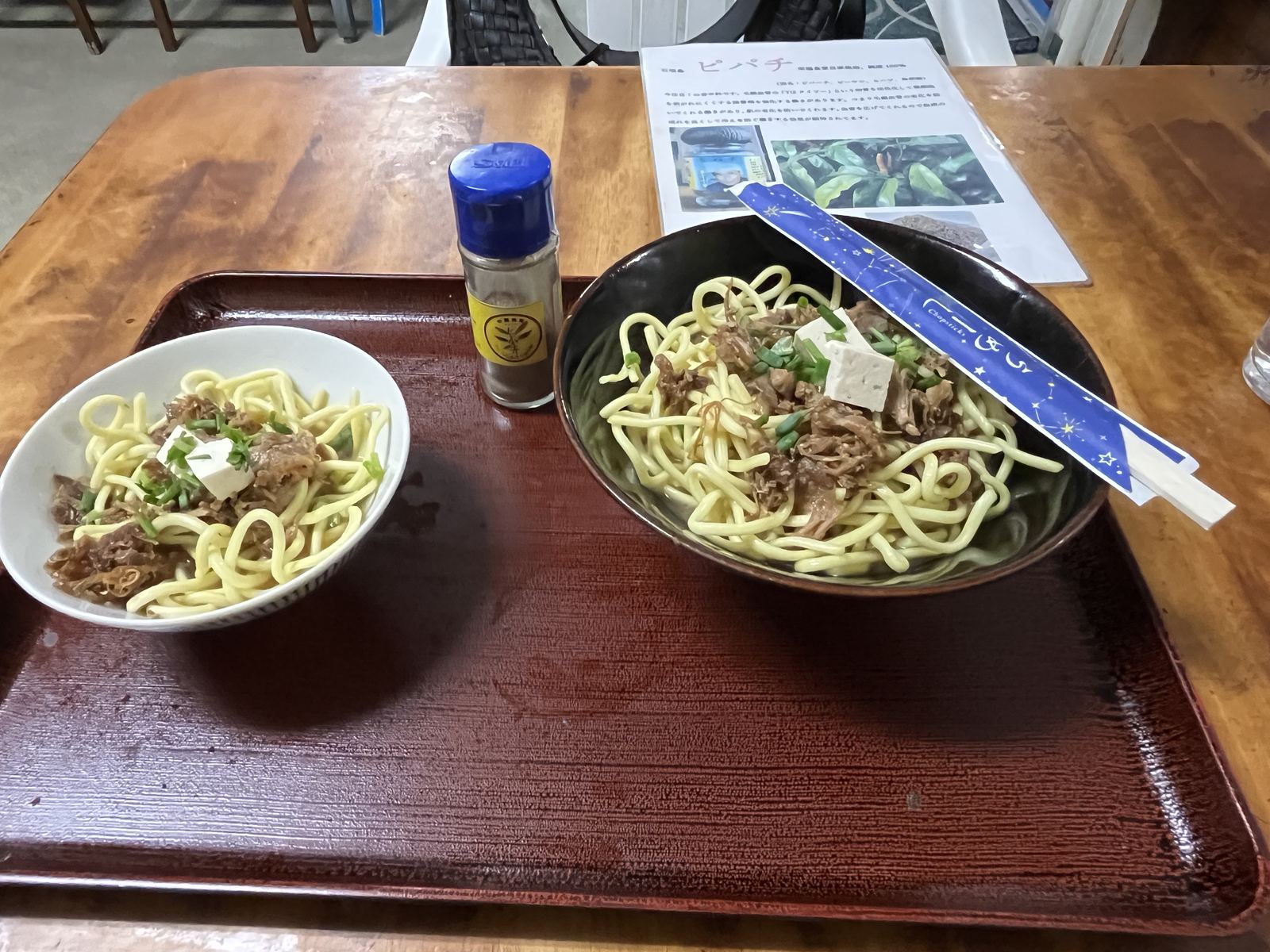 八重そば大とトニーそば小がトレーに並んでいる様子