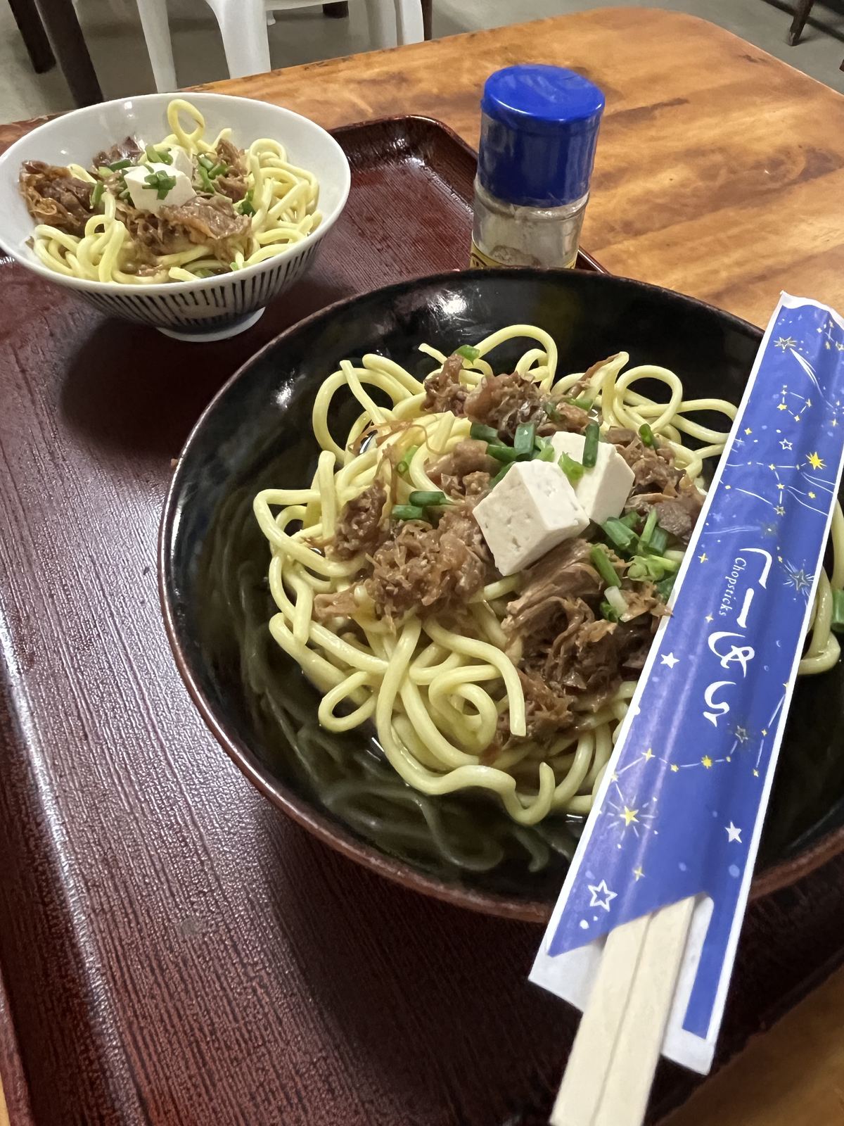 豆腐とお肉がのった八重そばのアップ