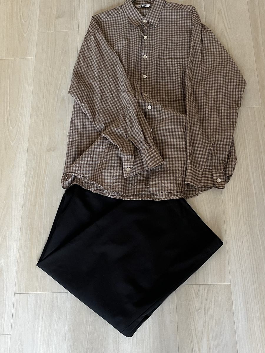 AURALEEのブラウンギンガムチェックシャツと黒のスラックスの合わせ