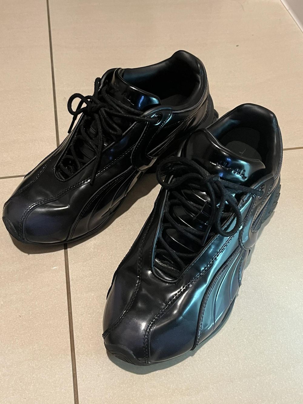 PUMA x _J.L-A.L_ Cell Geo 1 sneakers 全体。黒にうっすら青みがかったレザー