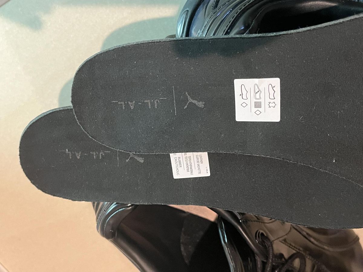 もともと入っていたインソール。ダーク系の色合いにPUMAとJ.L-A.L_のロゴ
